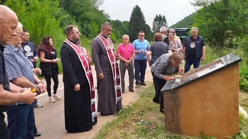 МИЛИЋИ, 21. МАЈА /СРНА/ - У насељу Жутица у општини Милићи данас је служен парастос за осам српских жртава, које су 21. маја 1992. године из засједе убиле муслиманске снаге на регионалном путу Милићи-Сребреница, а за овај злочин ни након 32 године још нико није одговарао.