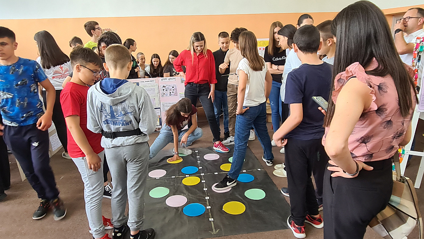 СТАНАРИ, 21. МАЈА /СРНА/ - У Станарима се данас одржава први Сајам математике "Математичко путовање", на којем учествује стотињак ученика из седам основних школа са подручја Бањалуке, Добоја и Станара.