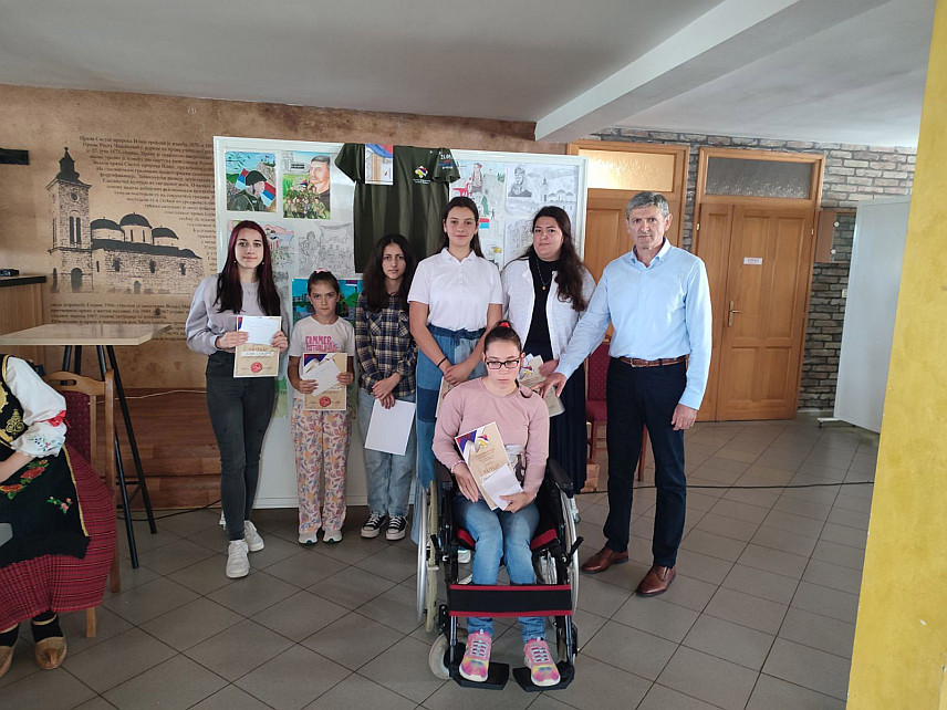 СОКОЛАЦ, 21. МАЈА /СРНА/ - Соколачким ученицама Милици Боровчанин, Маријани Вукотић и Tеји Савчић уручене су награде за најуспјешније литерарне радове о теми "Романија, херојски завичај романијских бригада", у оквиру програма обиљежавања 32 године од оснивања Прве романијске пјешадијске и Друге романијске моторизоване бригаде.
