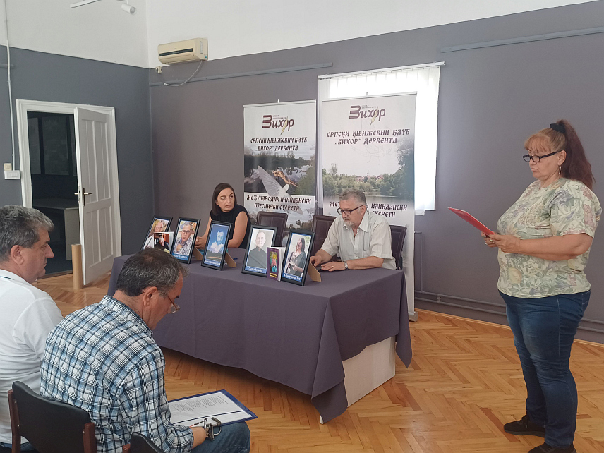 ДЕРВЕНТА, 21. МАЈА /СРНА/ - Српски књижевни клуб "Вихор" организовао је данас Поетски дан у знак сјећања и поштовања на преминуле пјеснике, чланове клуба и друге преминуле пјеснике учеснике традиционалних "Вихорових" манифестација, те поводом 32 године од смрти књижевника Милована Бјелошевића Белог.