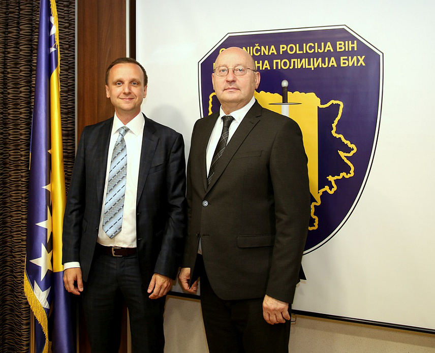 САРАЈЕВО, 22. МАЈА /СРНА/ - Директор Граничне полиције БиХ Мирко Купрешаковић са официром за везу Фронтекса за Црну Гору, БиХ и Србију са сједиштем у Београду Богданом Живаљевићем.