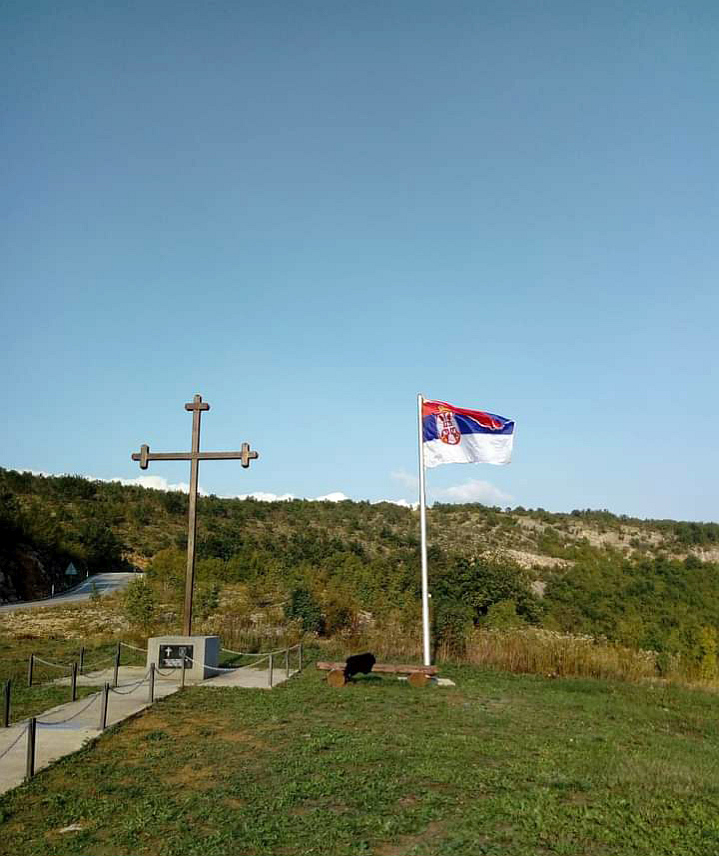 ДРВАР, 22. МАЈА /СРНА/ - У знак подршке предсједницима Србије Александру Вучићу и Републике Српске Милораду Додику вијори се српска тробојка на улазу у Дрвар у данима када се Срби боре за истину.