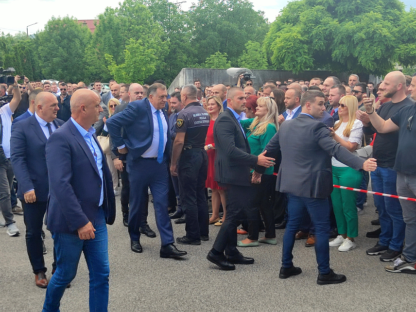 САРАЈЕВО, 22. МАЈА /СРНА/ - Предсједник Републике Српске Милорад Додик стигао је у Суд БиХ у Сарајеву, гдје је заказан нови претрес због непоштовања одлука Кристијана Шмита.