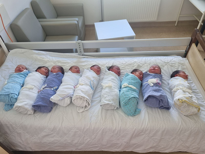 ИСТОЧНО САРАЈЕВО, 22. МАЈА /СРНА/ - У Болници "Србија" у Источном Сарајеву за нешто више од 24 часа рођено је девет беба.