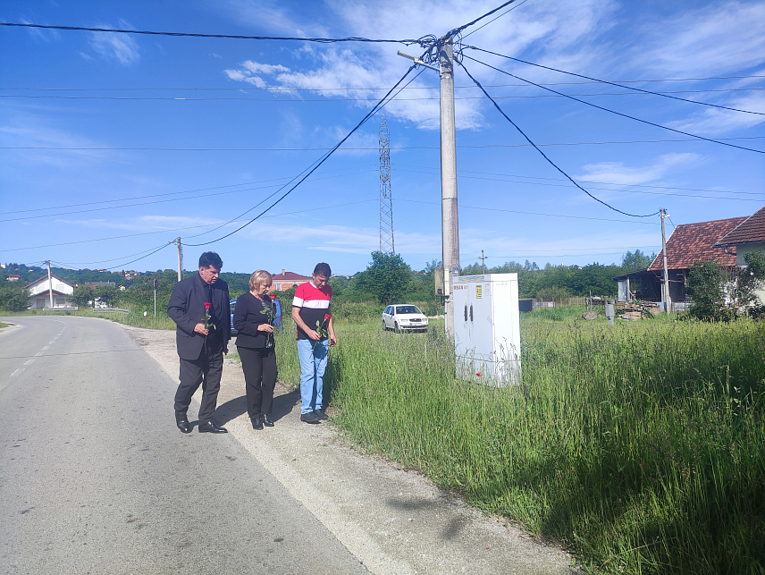 ПРИЈЕДОР, 22. МАЈА /СРНА/ - Организација породица заробљених и погинулих бораца и несталих цивила града Приједора одала је данас почаст двојици припадника ЈНА, Раду Лукића и Радована Милојицу, које су на данашњи дан 1992. године убили припадници муслиманских паравојних формација на Хамбаринама.