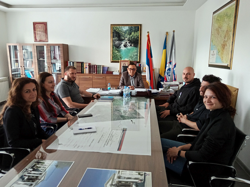 СОКОЛАЦ, 22. МАЈА /СРНА/ - Представници групе од 13 археолога, која је протеклих мјесец дана у оквиру њемачког пројекта "први корак" истраживала локалитет Подлипе код Сокоца из времена палеолита, разговарали су данас са начелником општине Соколац Милованом Бјелицом о резултатима рада и условима чувања пронађених артефаката.