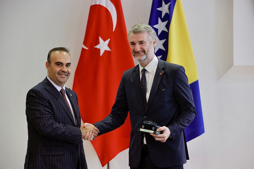 САРАЈЕВО, 22. МАЈА /СРНА/ - Министар комуникација и транспорта у Савјету министара Един Форто и министар индустрије и технологије Tурске Мехмет Фатих Каџир на састанку у Сарајеву.