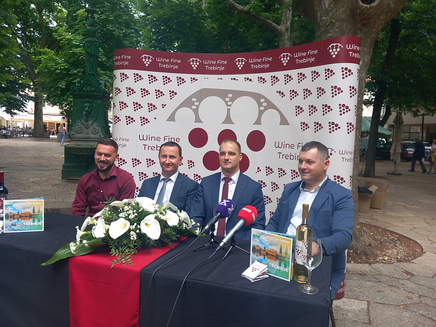 TРЕБИЊЕ, 22. МАЈА /СРНА/ - Начелник градског Одјељења за туризам, заштиту животне средине и предузетништво Бојан Вучуревић, градоначелник Мирко Ћурић и портпарол Tуристичке организације града Tребиња Никола Кокић.