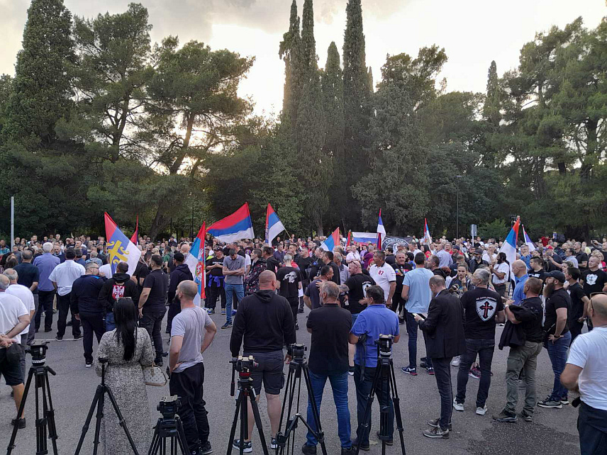 ПОДГОРИЦА, 22. МАЈА /СРНА/ - Протест грађана због најаве извршне власти да ће у УН подржати резолуцију о Сребреници, испред зграде Владе у Подгорици .