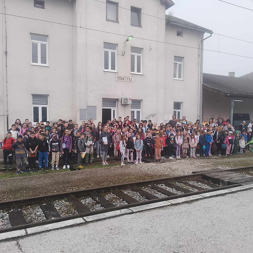 НОВИ ГРАД, 22. МАЈА /СРНА/ - Из Новог Града јутрос је 170 ученика Основне школе "Свети Сава" бесплатно возом отпутовало на излет у Млинску ријеку у општини Челинац у оквиру пројекта "Возом кроз завичај" који је подржало Министарство саобраћаја и веза Републике Српске, а реализује се са "Жељезницама Републике Српске".