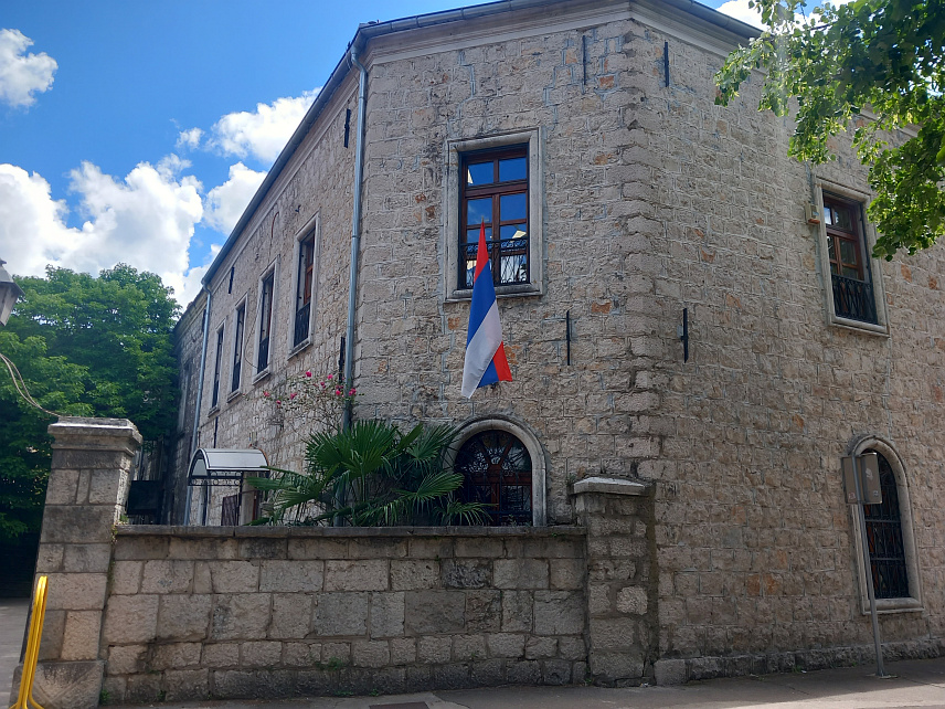 TРЕБИЊЕ, 23. МАЈА /СРНА/ - Заставе Републике Српске истакнуте су данас на зградама институција у Tребињу чиме је симболично исказано противљење намјери усвајања резолуције о Сребреници у Генералној скупштини УН којом се српском народу жели приписати да је "геноцидан".