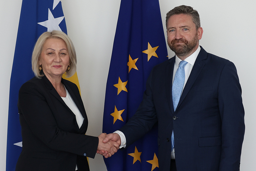 САРАЈЕВО, 23. МАЈА /СРНА/ - Предсједавајућа Савјета министара Борјана Кришто разговарала је данас у Сарајеву с амбасадором Ирске у БиХ Адрианом Фарелом о односима двије земље, те о активностима које се проводе у процесу интегрисања БиХ у ЕУ, након одлуке Европског савјета о отварању преговора.