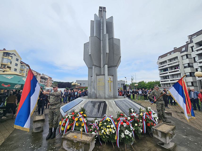 УГЉЕВИК, 23. МАЈА /СРНА/ - У Угљевику су данас обиљежене 32 године од формирања Прве мајевичке бригаде Војске Републике Српске /ВРС/ и тим поводом служен је помен погинулим борцима ВРС, те прислужене свијеће и положено цвијеће испред централног спомен-обиљежја са 301 именом јунака минулог рата из овог подмајевичког краја.