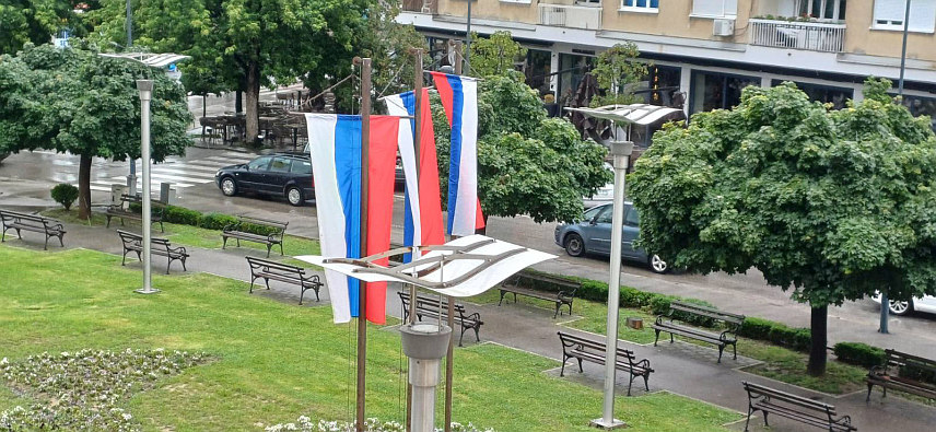БИЈЕЉИНА, 23. МАЈА /СРНА/ - Противљење антисрпској резолуцији о Сребреници истакнуте заставе Републике Српске у центру града.