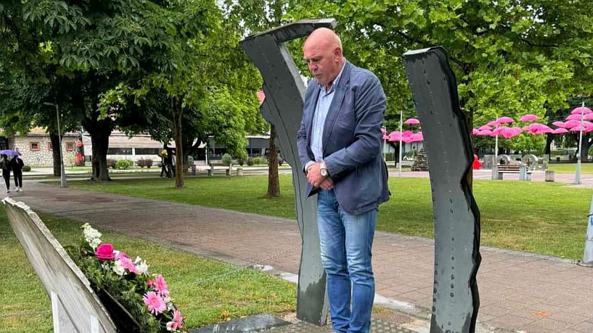 ДОБОЈ, 23. МАЈА /СРНА/ - Замјеник градоначелника Добоја Славко Ковачевић положио је данас вијенац на споменик шесторици португалских војника погинулих током мисије у БиХ.