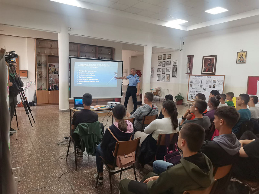 БИЈЕЉИНА, 23. МАЈА /СРНА/ - Припадници Полицијске станице Бијељина један одржали предавање ученицима Основне школе "Петар Петровић Његош" у семберском насељу Велика Обарска.