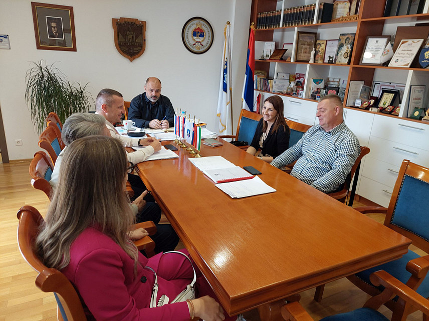 ВИШЕГРАД, 23. МАЈА /СРНА/ - Састанак представника Организационог одбора Међународног дјечијег фестивала "Лицидерско срце" са начелником општине Вишеград Младеном Ђуревићем.