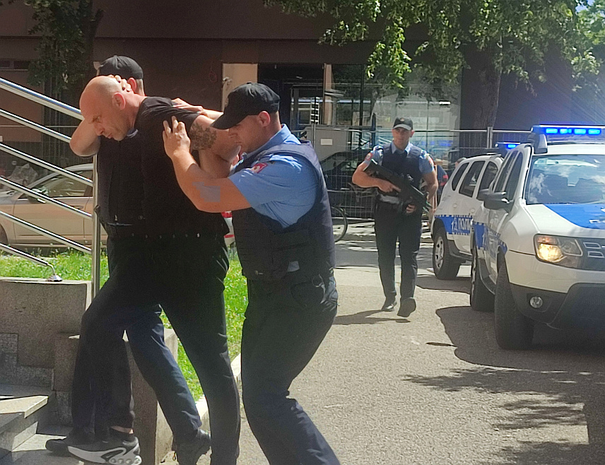 БАЊАЛУКА, 23. МАЈА /СРНА/ - Полицијски службеници Управе криминалистичке полиције МУП-а Републике Српске предали су данас у надлежност Републичком јавном тужилаштву у Бањалуци лице чији су иницијали Р.П. из овог града, које је ухапшено у оквиру истраге да је у сарадњи са лицем Н.Р. било извршилац отмице.