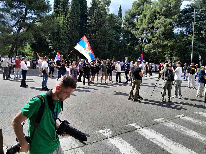 ПОДГОРИЦА, 23. МАЈА /СРНА/ - Грађани су се самоиницијативно окупили испред зграде Владе Црне Горе у Подгорици гдје прате ток сједнице Генералне скупштине УН која разматра нацрт резолуције о Сребреници.