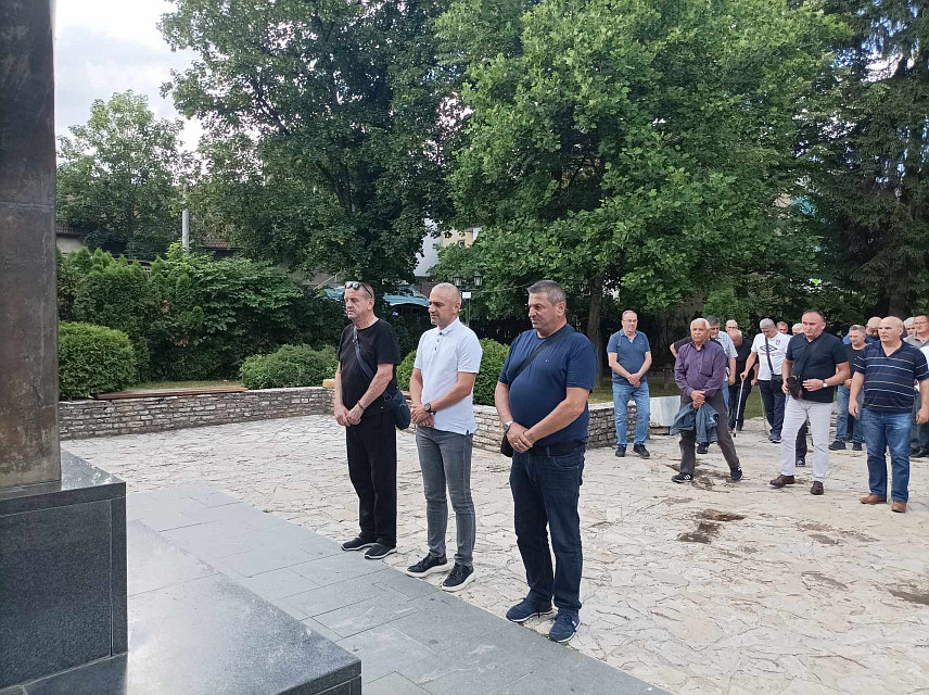 НОВИ ГРАД, 23. МАЈА /СРНА/ - Представници Борачке организације Нови Град данас су се окупили код централног спомен-обиљежја погинулим борцима Војске Републике Српске гдје су прислужили свијеће и одали почаст погинулим српским борцима, а с циљем да дају подршку српској делегацији у Генералној скупштини УН, гдје је у току сједница о резолуцији о Сребреници.