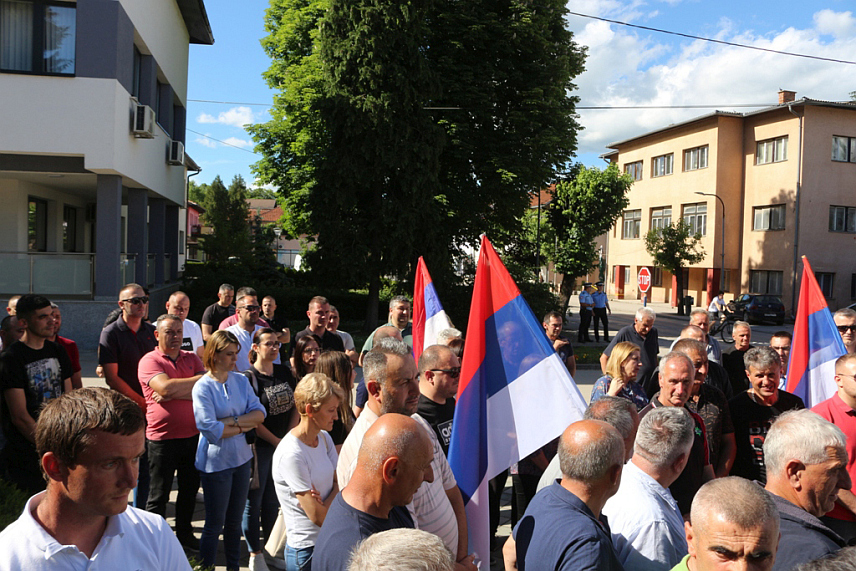 РОГАTИЦА, 23. МАЈА /СРНА/ - У Рогатици су данас мирним окупљањем и свијећа испред Спомен-собе, представници општинске Борачке организације, породице погинулих, ратни војни инвалиди и грађани изразили протест против усвајања резолуције о Сребреници у УН.