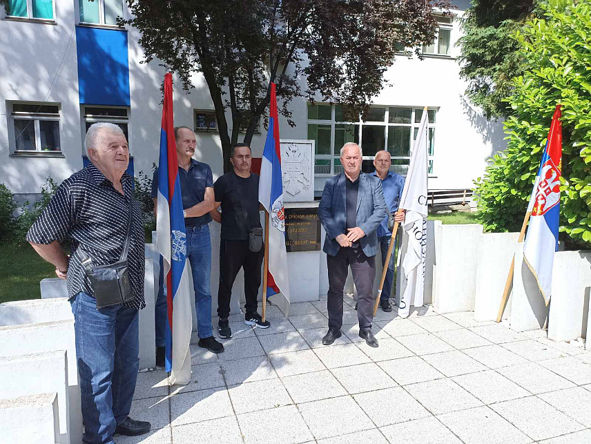 ИСТОЧНО САРАЈЕВО, 23. МАЈА /СРНА/ - Представници Борачке организације Источно Ново Сарајево и грађани спонтано су се окупили испред споменика палим борцима пред почетак сједнице Генералне скупштине УН како би изразили незадовољство евентуталним усвајањем антисрпске резолуцији о Сребреници.