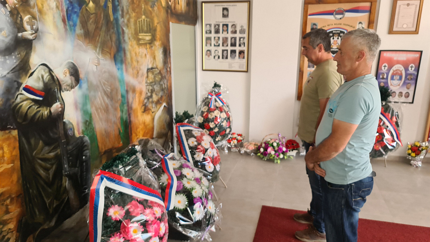 ДОБОЈ, 22. MАJА /СРНА/ - Чланови Предсједништва добојске Градске борачке организације прислужили су данас свијеће и одали почаст погинулим саборцима у Одбрамбено-отаџбинског рату и поручили да резолуција о Сребреници, уколико буде усвојена у УН, представља само политички акт који не обавезује и неће бити уврштен у правне акте.