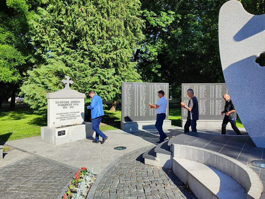 ГРААДИШКА, 23.МАЈА /СРНА/ - Чланови Предсједништва Градске борачке организације Градишка и борци окупили су се код Централног спомен-обиљежја погинулим борцима, гдје су за вријеме разматрања резолуције о Сребреници у Генералној скупштини УН, прислужили свијеће погинулим борцима и цивилним жртвама у свим претходним ратовима за слободу српског народа.