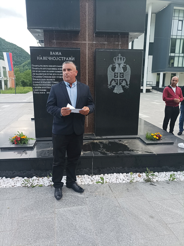 КОТОР ВАРОШ, 23. МАЈА /СРНА/ - Чланови Предсједништва општинске Борачке организације Котор Варош, борци и бројни грађани окупили су се код Централног спомен-обиљежја погинулим борцима, гдје су за вријеме разматрања резолуције о Сребреници у Генералној скупштини УН, прислужили свијеће погинулим борцима у Одбрамбено-отаџбинском рату.