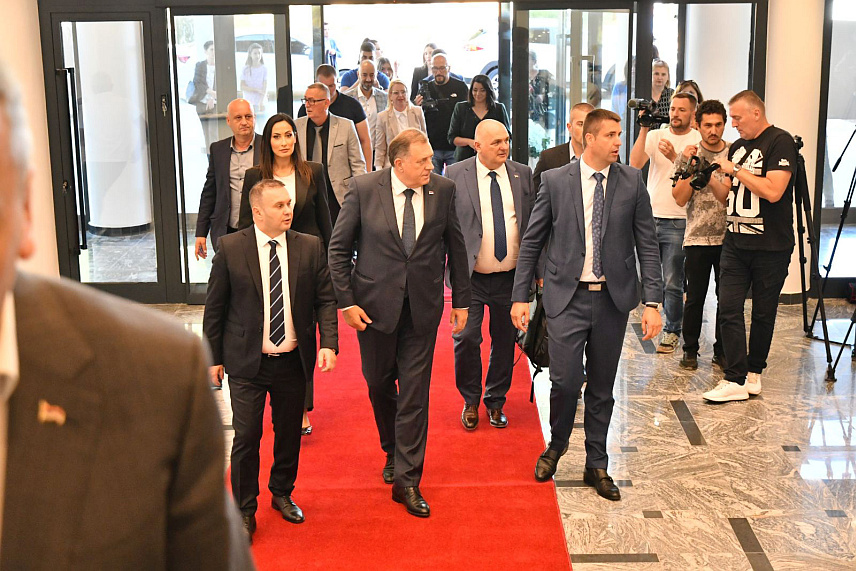 ИСТОЧНО САРАЈЕВО, 23. МАЈА /СРНА/ - Предсједник Републике Српске Милорад Додик током обиласка новоизграђеног позоришта у Источном Сарајеву.