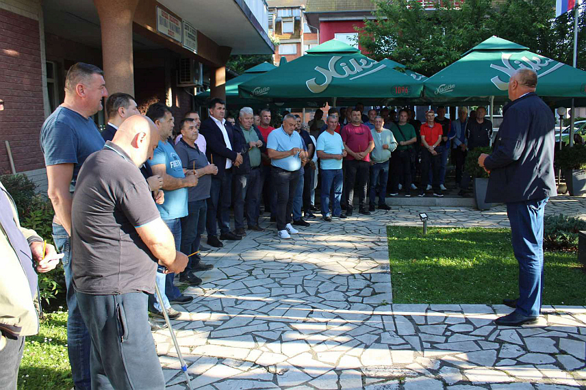 БИЈЕЉИНА, 23. МАЈА /СРНА/ - Представници борачких организација Бијељина и Лопаре, заједно са грађанима, изразили су вечерас противљење антисрпској резолуцији о Сребреници окупљањем и паљењем свијећа српским жртвама протеклог рата, испред централних спомен-обиљежја у овим локалним заједницама.