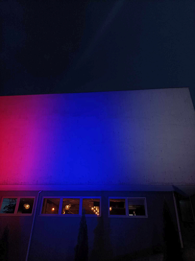 НОВИ ГРАД, 23. МАЈА /СРНА/ - Зграда Културно-образовног центра у Новом Граду вечерас је освијетљена у бојама застава Републике Српске и Србије као знак јединства српског народа.