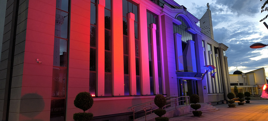 ДЕРВЕНТА, 23. МАЈА /СРНА/ - Зграда Градске управе Дервента вечерас је освијетљена у бојама заставе Републике Српске као знак јединства српског народа у дану када је Генерална скупштина УН изгласала резолуцију о Сребреници.