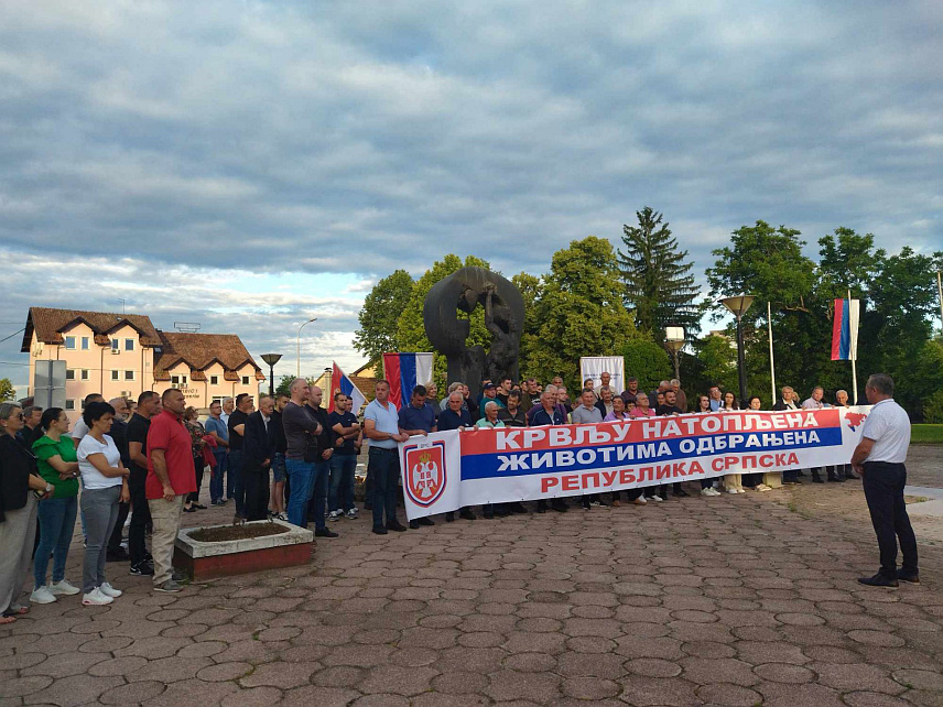 БРОД, 23. МАЈА /СРНА/ - Код Централног споменика у Броду одржан је скуп поводом сједнице Генералне скупштине УН и усвајања резолуције о Сребреници, на којем су грађани достојанствено исказали подршку ширењу истине о страдању српског народа.