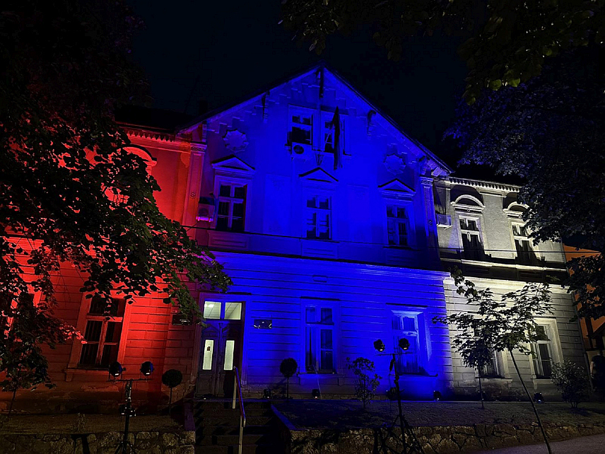 ПРЊАВОР, 23. МАЈА /СРНА/ - Зграда Градске управе у Прњавору вечерас је освијетљена у бојама српске заставе.