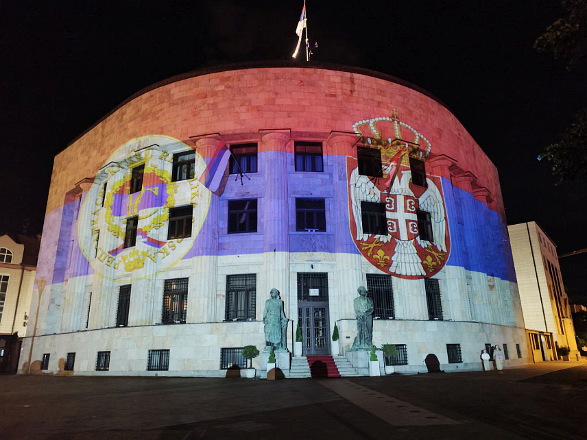 БАЊАЛУКА, 23. МАЈА /СРНА/ - Палата Републике у Бањалуци вечерас је освјетљена у бојама застава Републике Српске и Србије као знак јединства српског народа у дану када је Генерална скупштина УН изгласала резолуција о Сребреници.