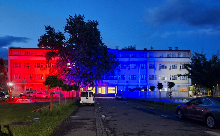 ПРИЈЕДОР, 23. МАЈА /СРНА/ - Зграда Градске управе Приједор вечерас је освијетљена у бојама заставе Републике Српске као знак јединства српског народа у дану када је Генерална скупштина УН изгласала резолуцију о Сребреници.