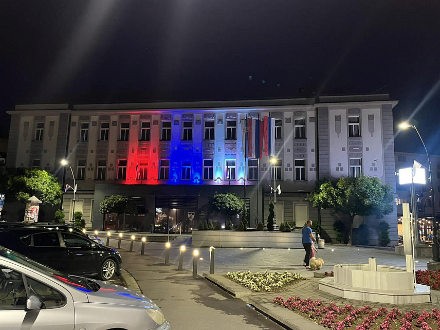КОЗАРСКА ДУБИЦА, 23.МАЈА /СРНА/ - Зграда Општине Козарска Дубица вечерас је освијетљена у бојама заставе Републике Српске и Србије као знак јединства српског народа у дану када је Генерална скупштина УН изгласала резолуцију о Сребреници.