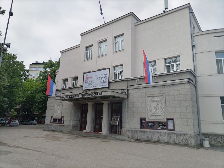 БАЊАЛУКА, 23. МАЈА /СРНА/ - Бројни Бањалучани одазвали су се позиву Владе Републике Српске да истакну српске тробојке чиме, како истичу, симболички исказују противљење намјери усвајања за Србе спорне резолуције о Сребреници, којом се настоји урушити уставна позиција Републике и српском народу приписати епитет "геноцидног".
