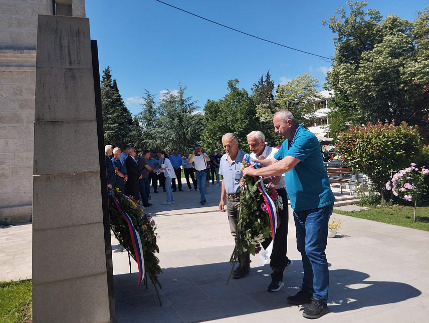 БИЛЕЋА, 24. МАЈА /СРНА/ - Билећка бригада Војске Републике Српске , полагањем виенаца обиљежано 32 године од формирања Бригаде.