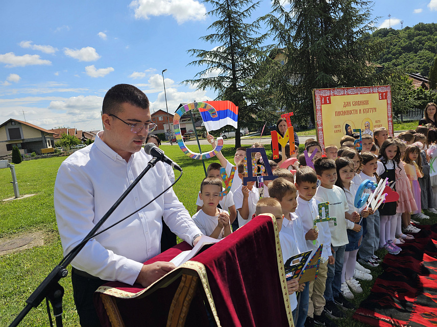 УГЉЕВИК, 24. МАЈА /СРНА/ - У угљевичком Храму Свете Петке Параскеве данас је служена литургија и одржана духовна академија у храмовној порти у част Светих Ћирила и Методија, твораца првог словенског писма глагољице.