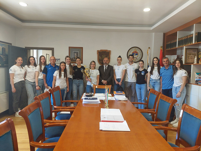 ВИШЕГРАД, 24. МАЈА /СРНА/ - Начелник општине Вишеград Младен Ђуревић уприличио је данас пријем за чланове Рукометног клуба „Вишеград ХЕД“ који су изборили пласман у Премијер лигу БиХ и одбојкашице клуба „ХЕ на Дрини“ које ће од наредне сезоне наступати у Првој лиги Републике Српске.