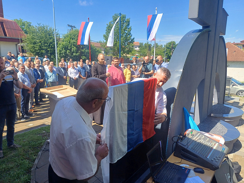 ДЕРВЕНТА, 24. МАЈА /СРНА/ - У Осињи код Дервенте данас је служен парастос код спомен-обиљежја погинулим борцима и обиљежен Дан Осињске лаке пјешадијске бригаде, која је формирана прије 32 године и чије је дјеловање било кључно за спас великог броја људи.