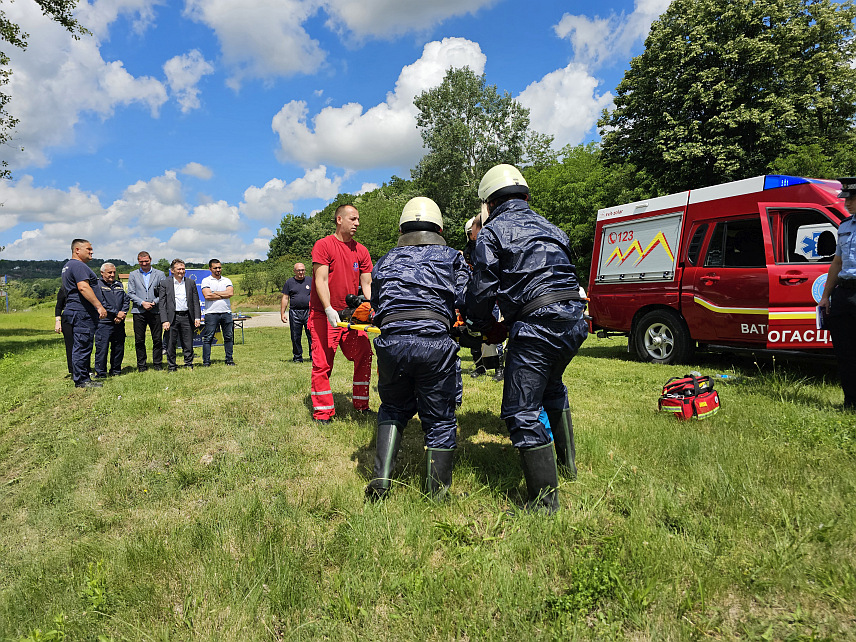 УГЉЕВИК, 24. МАЈА /СРНА/ - У Угљевику је данас одржана показна вјежба спасавања на води у оквиру пројекта “Јачање капацитета служби за заштиту и спасавање становништва на подручју општине Угљевик” који финансира ЕУ.