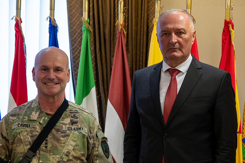 БРИСЕЛ 24. МАЈА /СРНА/ - Министар одбране у Савјету министара Зукан Хелез и врховни командант НАТО снага за Европу генерал Кристофер Каволиј.