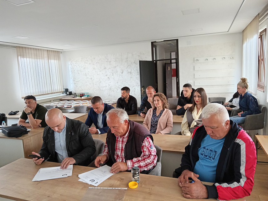 ХАН ПИЈЕСАК, 24. МАЈА /СРНА/ - На Хан Пијеску је презентован пројекат "Развијање руралног туризма као основе за будући одрживи развој прекограничног подручја Србије и БиХ", чијом реализацијом ће бити раконструисан "Ловачки дом" на подручју ове општине и израђени развојни документи.