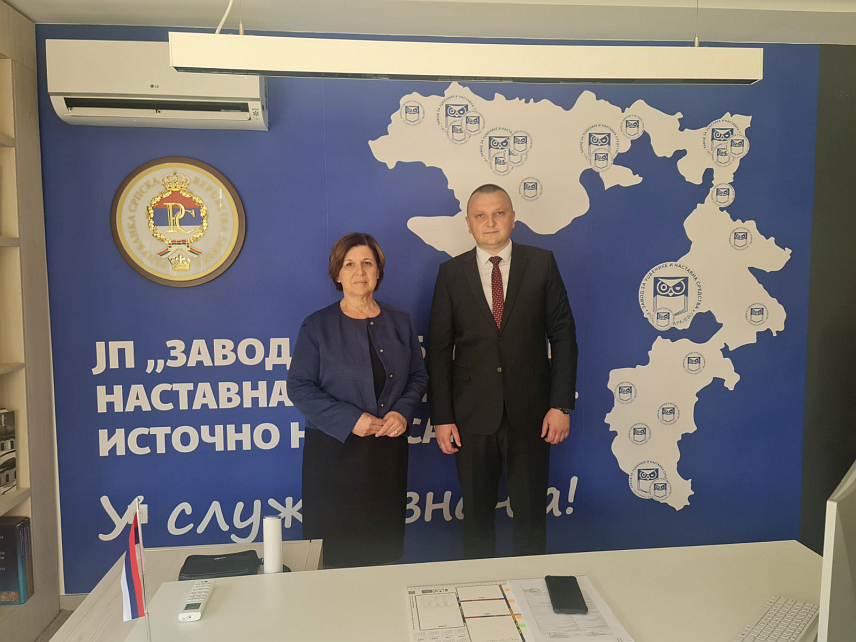 БАЊАЛУКА, 24. МАЈА /СРНА/ - Министар просвјете и културе Републике Српске Жељка Стојичић током састанка у Бањалуци са директором Завода за уџбенике и наставна средства Предрагом Спасојевићем.
