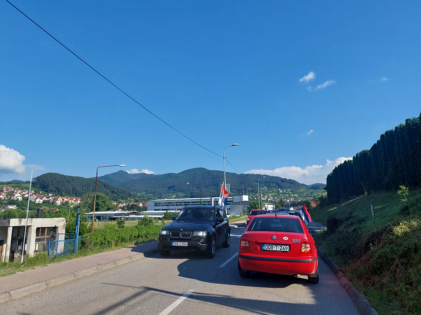 ВИШЕГРАД, 25. МАЈА /СРНА/ - Грађани Вишеграда данас су протестном вожњом улицама града изразили незадовољство усвајањем срамне резолуције о Сребреници у Генералној скупштини УН.