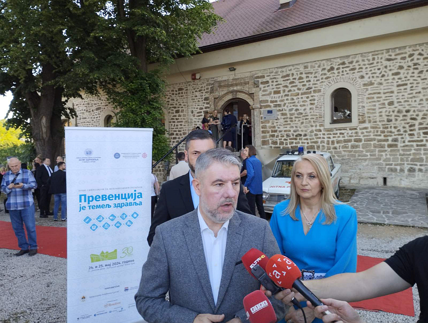 БАЊАЛУКА, 24. МАЈА /СРНА/ - Министар здравља и социјалне заштите Републике Српске Ален Шеранић - изјава за новинаре у Бањалуци гдје је присуствовао свечаном отварању тематске изложбе и Симпозијума.