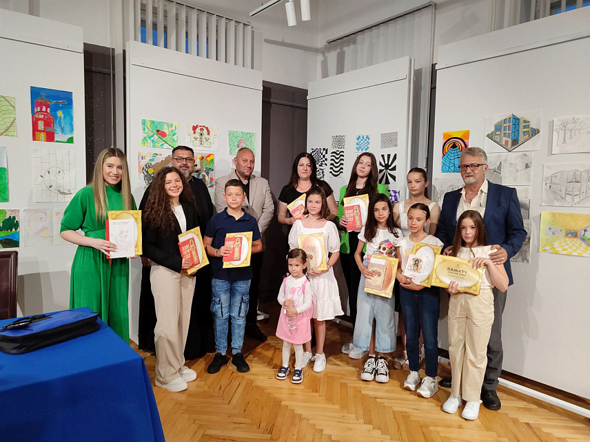 ДЕРВЕНТА, 24. МАЈА /СРНА/ - Српско просвјетно и културно друштво "Просвјета" из Дервенте организовало је вечерас свечану додјелу награда за побједнике конкурса за најљепши ћирилични рукопис за ову годину, а на који је стигло 115 радова из читаве Републике Српске.